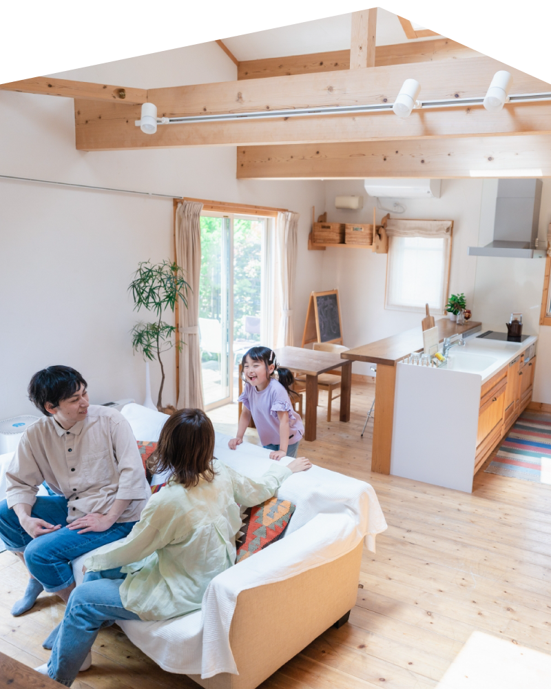 明るい住まいで過ごす家族